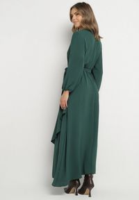 Born2be - Zielona Kopertowa Asymetryczna Sukienka Koktajlowa z Wiskozą Ozdobiona Paskiem Lanoresa. Okazja: na imprezę. Kolor: zielony. Materiał: wiskoza. Wzór: aplikacja. Typ sukienki: asymetryczne, kopertowe. Styl: wizytowy #2