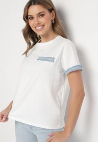 Born2be - Biała Bluzka Oversize z Bawełny z Krótkim Rękawem i Ozdobnymi Lamówkami Calnil. Okazja: na co dzień. Kolor: biały. Materiał: bawełna. Długość rękawa: krótki rękaw. Długość: krótkie. Styl: klasyczny, elegancki, casual