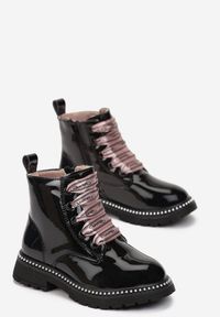 Born2be - Czarno-Różowe Botki Lakierowane w Stylu Traperek Hitmoa. Okazja: na uczelnię, na co dzień. Kolor: czarny. Materiał: lakier. Styl: casual, elegancki