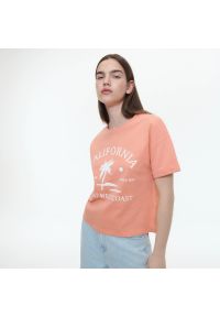 Reserved - T-shirt regular z nadrukiem - Pomarańczowy. Kolor: pomarańczowy. Wzór: nadruk