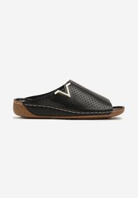 Born2be - Czarne Klapki Vices z Perforowaną Cholewką Sarianae. Okazja: na co dzień. Kolor: czarny. Styl: elegancki, casual #4