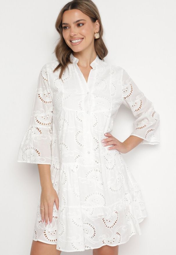 Born2be - Biała Rozkloszowana Sukienka Boho z Haftowanej Tkaniny z Bawełny Loraviel. Okazja: na spacer, na imprezę, na co dzień. Typ kołnierza: dekolt w kształcie V. Kolor: biały. Materiał: tkanina, bawełna. Wzór: haft. Styl: boho