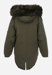 Born2be - Ciemnozielona Kurtka Parka Oversize z Futerkiem Mitto. Kolor: zielony. Materiał: futro. Długość rękawa: długi rękaw. Długość: długie. Sezon: zima, jesień. Styl: klasyczny, elegancki #5