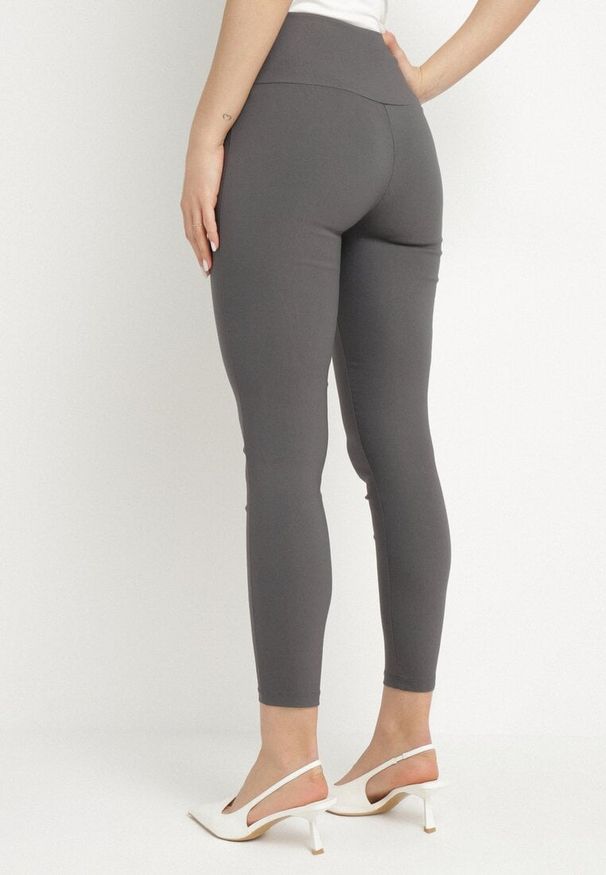 Born2be - Szare Legginsy z Wysokim Stanem Ozdobione Guzikami Kolithra. Okazja: na co dzień, do pracy. Stan: podwyższony. Kolor: szary. Wzór: aplikacja. Styl: casual, elegancki, klasyczny