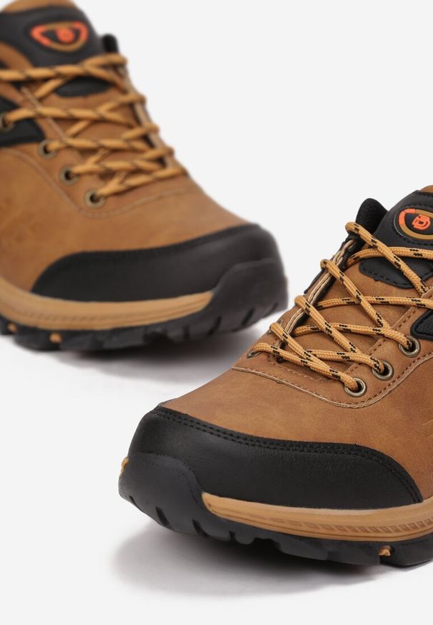 Born2be - Brązowe Buty Trekkingowe Maraena. Okazja: na spacer. Nosek buta: okrągły. Zapięcie: sznurówki. Kolor: brązowy. Materiał: materiał. Szerokość cholewki: normalna. Sport: turystyka piesza
