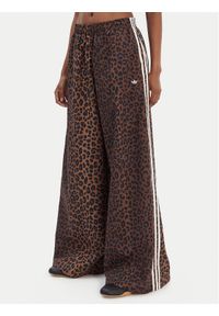 Adidas - adidas Spodnie dresowe Leopard Firebird JW7302 Brązowy Wide Leg. Kolor: brązowy. Materiał: syntetyk #1
