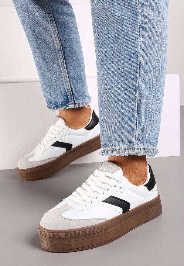 Born2be - Białe Sneakersy na Grubej Podeszwie z Ozdobnymi Wstawkami Irithine. Okazja: na co dzień, na spotkanie biznesowe, na spacer. Nosek buta: okrągły. Zapięcie: sznurówki. Kolor: biały. Materiał: jeans. Sport: turystyka piesza