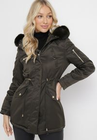 Born2be - Ciemnozielona Kurtka Parka ze Ściągaczem i Kapturem z Futerkiem Kathateia. Okazja: na co dzień. Kolor: zielony. Materiał: futro. Długość rękawa: długi rękaw. Długość: długie. Styl: klasyczny, casual, elegancki #1