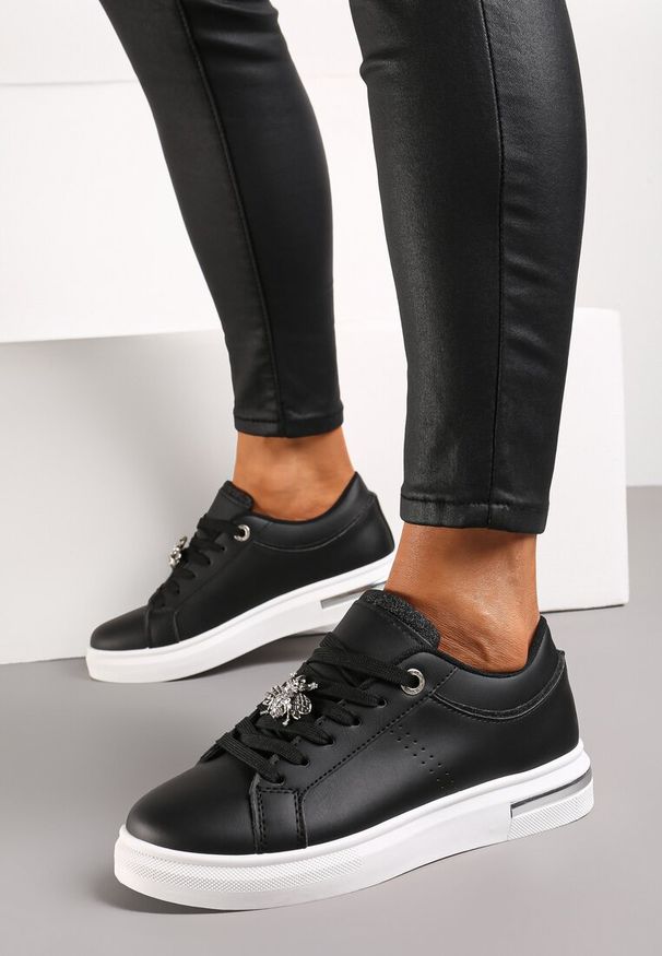 Renee - Czarne Sneakersy na Płaskiej Podeszwie z Imitacji Skóry z Broszką Unattia. Okazja: do pracy, na co dzień. Kolor: czarny. Materiał: skóra. Obcas: na płaskiej podeszwie