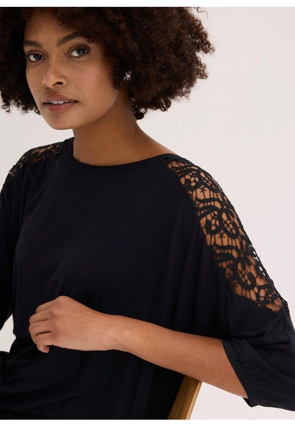 bonprix - Bluzka oversize z mieszanki wiskozy. Kolor: czarny. Materiał: wiskoza, koronka. Wzór: aplikacja, koronka
