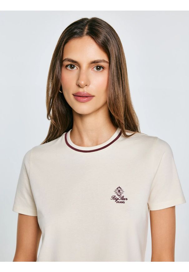 Big-Star - Koszulka damska z haftem na piersi kremowa Lemorse 103. Okazja: na co dzień. Kolor: biały. Materiał: dzianina. Wzór: haft. Styl: casual, elegancki