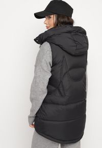 Born2be - Czarna Kamizelka Pikowana z Ozdobnym Suwakiem z Kapturem Fortisse. Okazja: na co dzień, na spotkanie biznesowe. Typ kołnierza: kaptur. Kolor: czarny. Styl: biznesowy, klasyczny, casual, elegancki #9