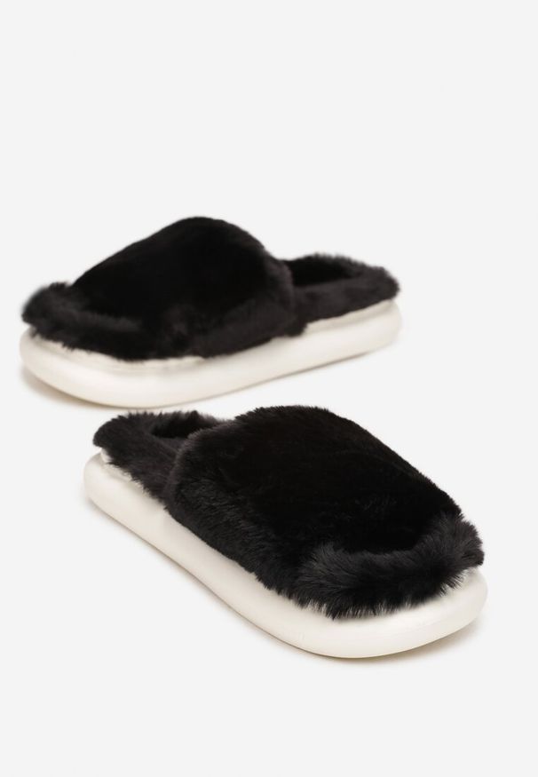 Born2be - Czarne Kapcie Futrzane z Szerokim Paskiem Izisy. Okazja: na co dzień. Nosek buta: otwarty. Zapięcie: pasek. Kolor: czarny. Materiał: futro. Styl: elegancki, casual