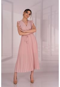 Merribel - Elegancka Plisowana Sukienka z Kopertowym Dekoltem - Różowa. Kolor: różowy. Materiał: elastan, poliester. Typ sukienki: kopertowe. Styl: elegancki #1