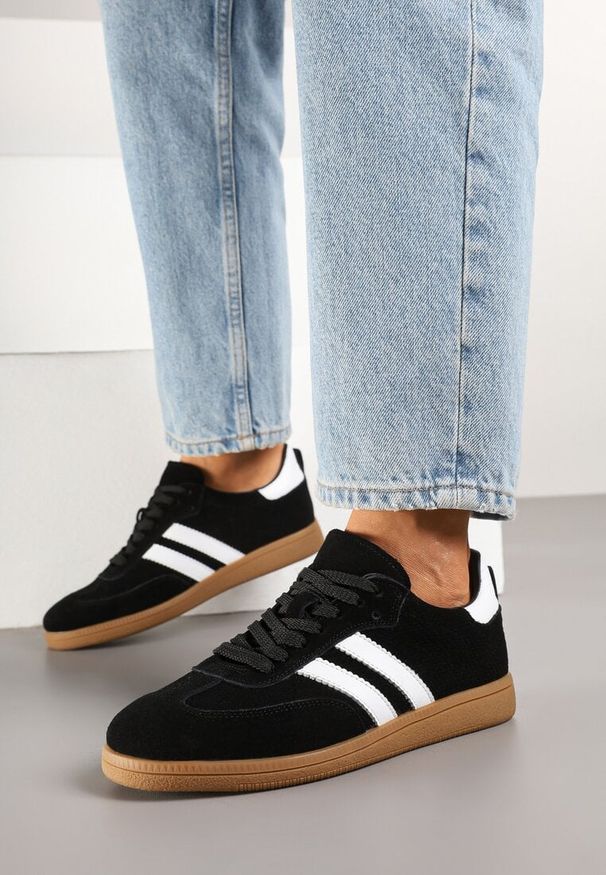 Born2be - Czarne Skórzane Sneakersy w Stylu Tenisówek Ozdobione Paskami Alisira. Okazja: na co dzień. Zapięcie: pasek. Kolor: czarny. Materiał: skóra. Wzór: aplikacja. Obcas: na płaskiej podeszwie