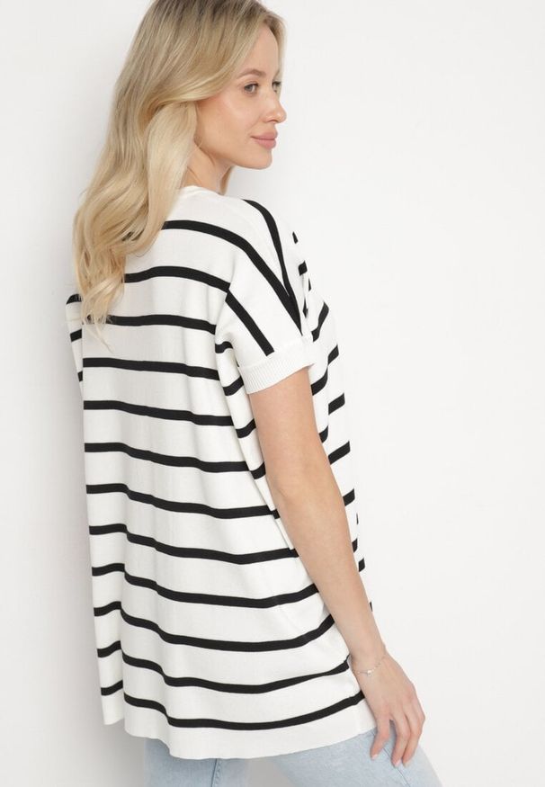 Born2be - Biała Bluzka o Kroju Nietoperza w Paski Nolvesin. Kolor: biały. Długość rękawa: krótki rękaw. Długość: krótkie. Wzór: paski. Sezon: lato. Styl: klasyczny