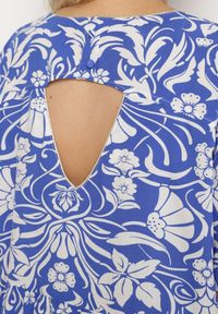 Born2be - Niebieska Pudełkowa Sukienka z Wiskozy w Kwiaty z Guzikami Liramiree. Okazja: na spacer, na imprezę, na co dzień. Kolor: niebieski. Materiał: wiskoza. Wzór: kwiaty. Typ sukienki: proste. Styl: klasyczny, casual, elegancki #4