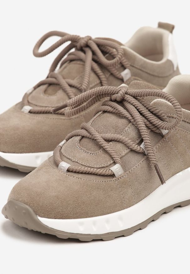 Renee - Ciemnobeżowe Zamszowe Sneakersy z Wkładką ze Skóry Naturalnej Dolavienne. Kolor: beżowy. Materiał: skóra, zamsz. Szerokość cholewki: normalna