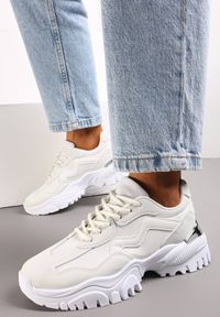 Renee - Białe Sneakersy Ozdobione Metaliczną Wstawką na Grubej Podeszwie Ashtonia. Kolor: biały. Wzór: aplikacja #2