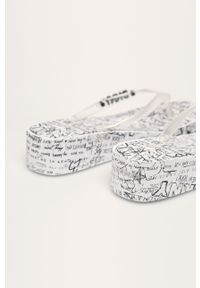 DKNY - Dkny - Japonki. Kolor: biały. Materiał: syntetyk, materiał. Obcas: na obcasie. Wysokość obcasa: średni #5