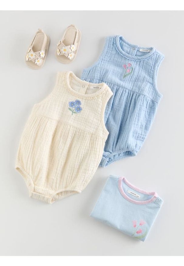 Reserved - Muślinowe body z haftem - złamana biel. Materiał: dzianina, bawełna. Wzór: haft