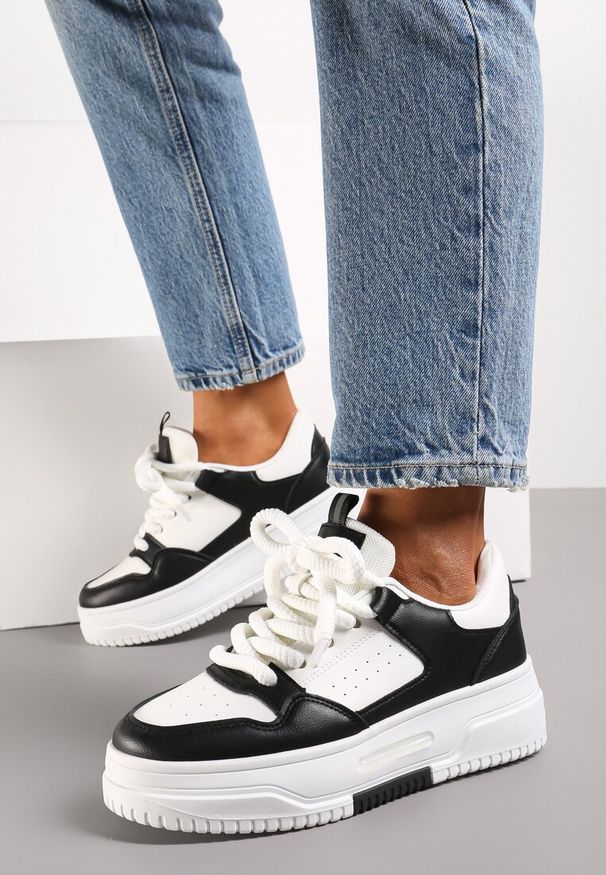 Renee - Biało-Czarne Sneakersy z Perforacją i Odczepianą Gumową Ozdobą Misia Ildeos. Kolor: biały. Materiał: guma. Wzór: aplikacja