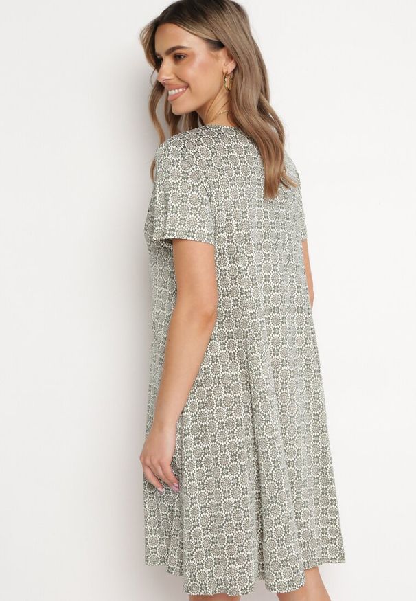 Born2be - Zielona Wiskozowa Sukienka w Mozaikowy Wzór o Rozkloszowanym Kroju Faellina. Kolor: zielony. Materiał: wiskoza. Sezon: lato