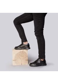 Wittchen - Męskie sneakersy skórzane z poduszką powietrzną czarne. Nosek buta: okrągły. Kolor: czarny. Materiał: skóra. Obcas: na koturnie #7