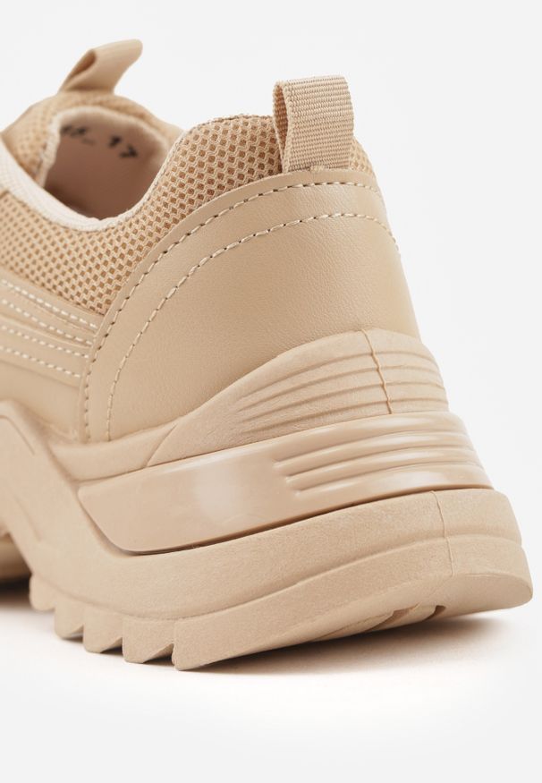 Renee - Ciemnobeżowe Sneakersy Dorameia. Wysokość cholewki: przed kostkę. Nosek buta: okrągły. Zapięcie: sznurówki. Kolor: beżowy. Materiał: materiał, jeans. Wzór: aplikacja