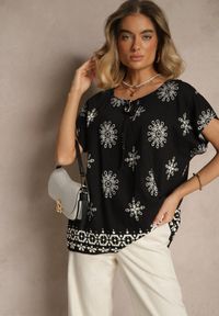 Renee - Czarna Bluzka z Wiskozą z Krótkim Rękawem Zdobiona Wiązaniem i Wzorem Boho Dannilsa. Okazja: na co dzień. Kolor: czarny. Materiał: wiskoza. Długość rękawa: krótki rękaw. Długość: krótkie. Wzór: aplikacja. Sezon: lato. Styl: boho #3