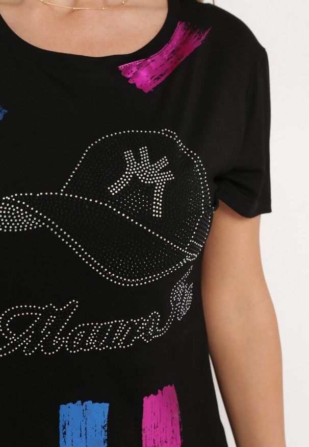 Born2be - Czarny Bawełniany T-shirt z Krótkim Rękawem Ozdobiony Nadrukiem z Cyrkoniami Abilena. Okazja: na co dzień. Kolor: czarny. Materiał: bawełna. Długość rękawa: krótki rękaw. Długość: krótkie. Wzór: aplikacja, nadruk. Styl: casual