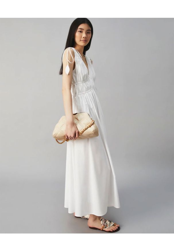 Tory Burch - TORY BURCH - Biała sukienka z wiązaniem. Kolor: biały. Materiał: bawełna. Długość rękawa: na ramiączkach. Długość: maxi