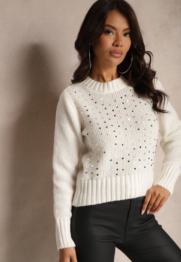Renee - Jasnobeżowy Casualowy Sweter z Bawełną i Cekinami Savintha. Okazja: na co dzień. Kolor: beżowy. Materiał: bawełna. Wzór: aplikacja. Styl: casual