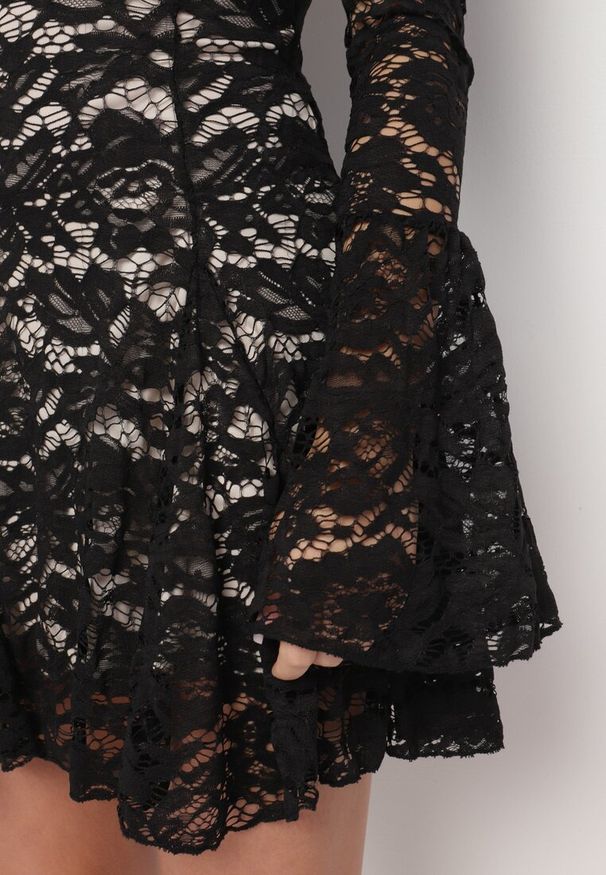 Born2be - Czarno-Różowa Koronkowa Gorsetowa Sukienka o Rozkloszowanym Kroju Learinor. Typ kołnierza: dekolt gorset. Kolor: czarny. Materiał: koronka. Typ sukienki: gorsetowe