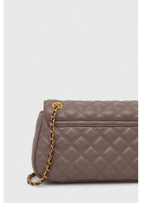 Guess torebka kolor brązowy. Kolor: brązowy. Materiał: pikowane. Rodzaj torebki: na ramię #8