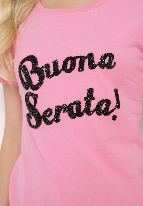 Born2be - Różowy Bawełniany T-shirt z Ozdobnym Napisem z Cyrkonii Tiavalia. Okazja: na co dzień. Kolor: różowy. Materiał: bawełna. Wzór: napisy. Styl: wizytowy, klasyczny, elegancki, casual
