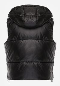 Renee - Czarna Pikowana Kamizelka z Szerokim Kapturem Wivelle. Typ kołnierza: golf. Kolor: czarny. Materiał: jeans, wełna. Długość rękawa: bez rękawów. Wzór: aplikacja. Styl: sportowy #8