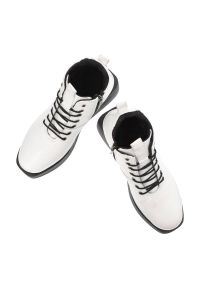 Białe Sneakersy Artiker Modne Buty damskie. Okazja: na co dzień. Kolor: biały. Materiał: skóra. Obcas: na platformie. Styl: casual, klasyczny, elegancki