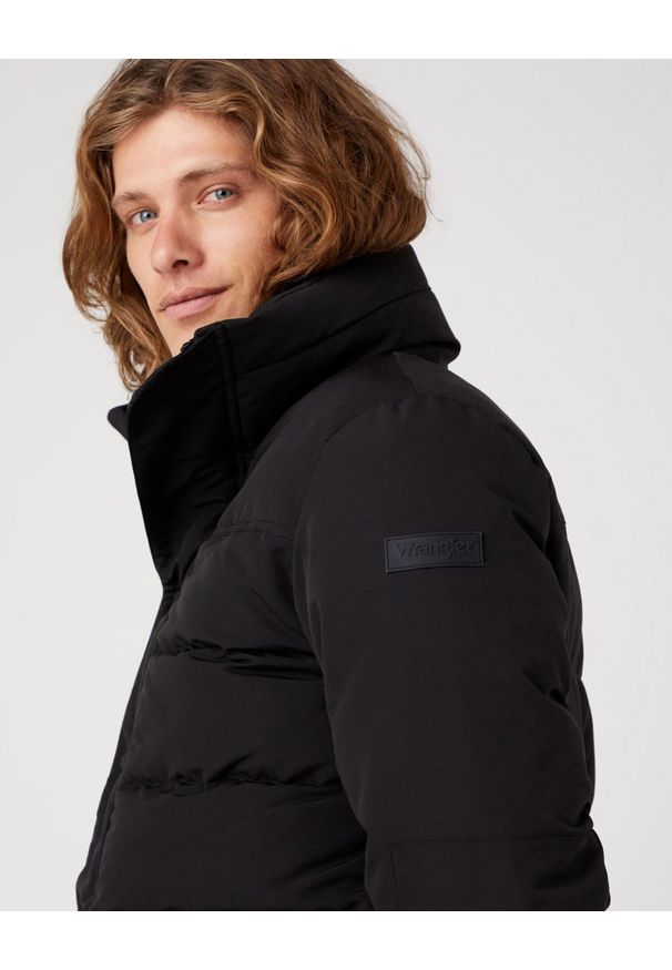 Wrangler - WRANGLER BODYGUARD MĘSKA KURTKA ZIMOWA BLACK W4B2WW100 112320208. Okazja: na spotkanie biznesowe, na co dzień, na spacer. Typ kołnierza: golf. Materiał: puch, wełna, poliester, materiał, jeans. Długość rękawa: długi rękaw. Długość: długie. Sezon: zima. Styl: klasyczny, sportowy, casual, biznesowy, elegancki