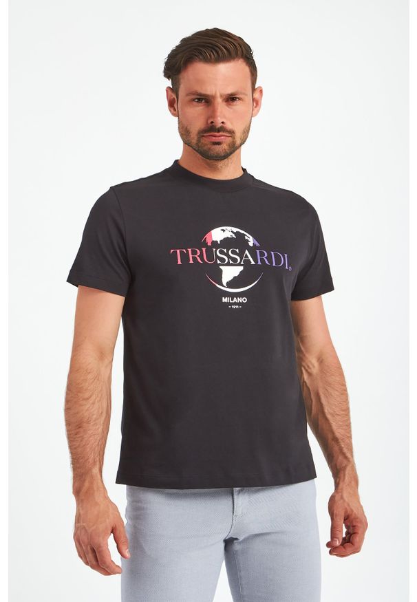 Trussardi Jeans - T-SHIRT TRUSSARDI. Wzór: nadruk. Styl: klasyczny