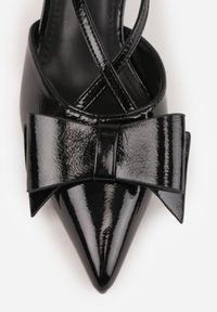 Renee - Czarne Szpilki VICES z Aplikacją w Kształcie Kokardy Evithe. Nosek buta: szpiczasty. Zapięcie: sprzączka. Kolor: czarny. Materiał: skóra, lakier. Wzór: aplikacja. Sezon: lato. Obcas: na szpilce. Wysokość obcasa: średni #8