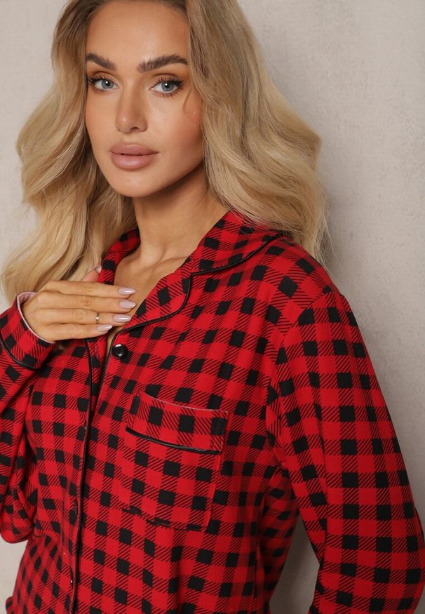 Renee - Czerwony Komplet Piżamowy z Bawełny Spodnie z Gumką w Pasie Góra z Kieszonką na Guziki Ivalassa. Kolekcja: plus size. Kolor: czerwony. Materiał: bawełna. Długość: długie