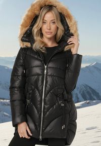 Born2be - Czarna Pikowana Kurtka o Trapezowym Kroju z Kapturem i Odpinanym Futerkiem Deolaine. Okazja: na co dzień. Typ kołnierza: kaptur. Kolor: czarny. Materiał: futro. Długość rękawa: długi rękaw. Długość: długie. Styl: casual, elegancki #1