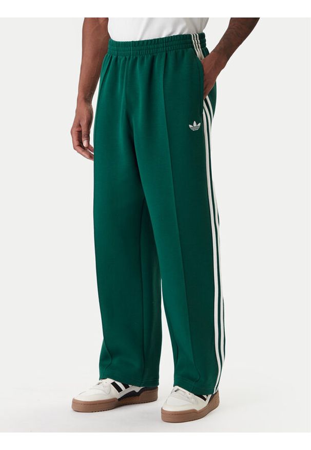 Adidas - adidas Spodnie dresowe adicolor Spacer Track KD4088 Zielony Baggy Fit. Kolor: zielony. Materiał: syntetyk, bawełna. Sport: turystyka piesza