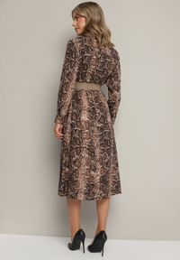 Born2be - Brązowa Wiskozowa Sukienka w Wężowy Wzór o Koszulowym Kroju z Elastycznym Paskiem Rinnosia. Okazja: na spotkanie biznesowe. Typ kołnierza: dekolt w serek. Kolor: brązowy. Materiał: wiskoza. Typ sukienki: koszulowe. Styl: biznesowy, elegancki #3