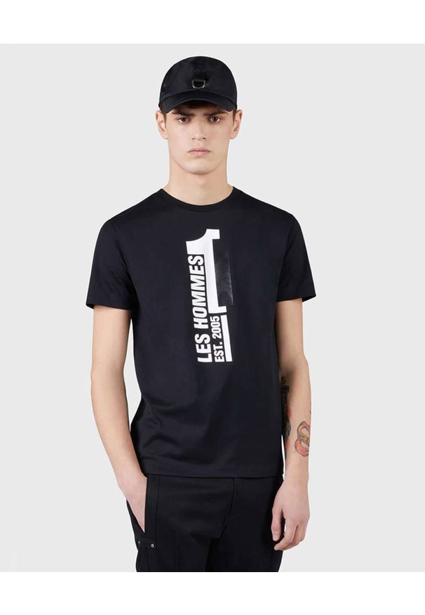 Les Hommes - LES HOMMES - Czarny t-shirt z kontrastowym nadrukiem. Okazja: na co dzień. Kolor: czarny. Materiał: jeans, bawełna. Wzór: nadruk. Styl: casual