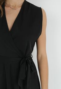 Born2be - Czarna Sukienka Maxi z Materiałowym Paskiem i Kopertowym Dekoltem Istilla. Okazja: na co dzień, na ślub cywilny, na wesele. Typ kołnierza: dekolt kopertowy. Kolor: czarny. Materiał: materiał. Typ sukienki: kopertowe. Styl: casual. Długość: maxi