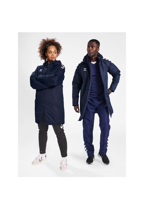 Kurtka Hummel Bench. Kolor: niebieski. Sport: piłka nożna