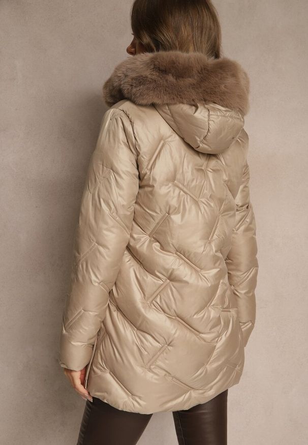 Renee - Ciemnobeżowa Kurtka z Ozdobnym Pikowaniem i Kapturem z Futrem Naliavea. Okazja: na co dzień. Kolor: beżowy. Materiał: futro. Styl: casual, elegancki