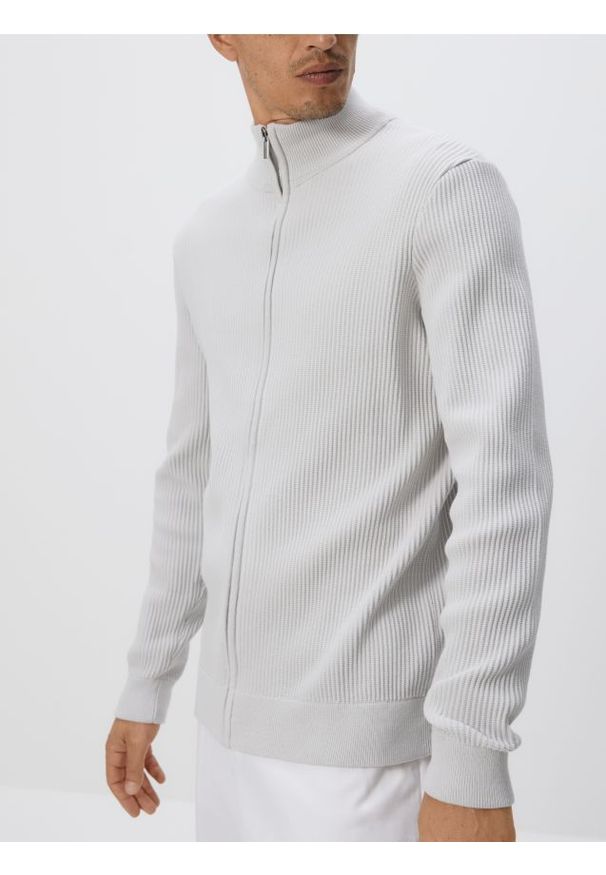 Reserved - Rozpinany sweter ze stójką - jasnoszary. Typ kołnierza: kołnierzyk stójkowy. Kolor: szary. Materiał: bawełna, dzianina